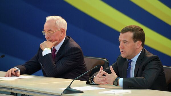 Председатель правительства России Дмитрий Медведев (справа) и премьер-министр Украины Николай Азаров