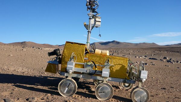 Прототип европейского марсохода, который планируется запустить в 2018 году в рамках проекта ЭкзоМарс, проходит испытания в Чили