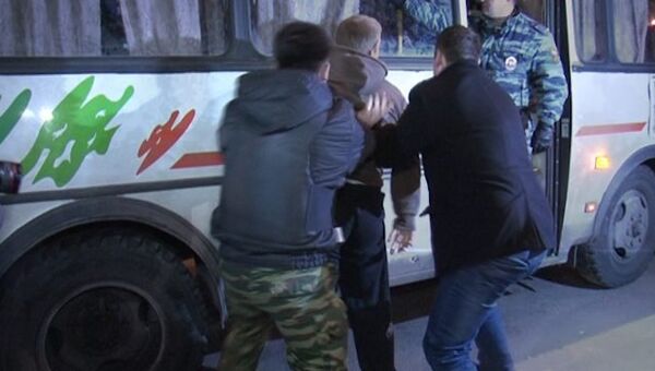 ОМОН заталкивал в автозаки участников акции у метро Пражская