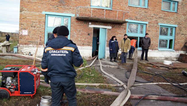 Прорыв коллектора оставил без горячей воды микрорайон Бердска, фото с места события