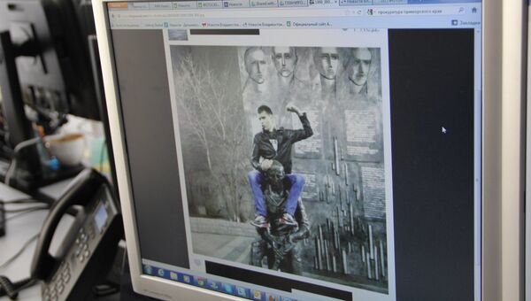 Фото молодого человека, оседлавшего памятник во Владивостоке
