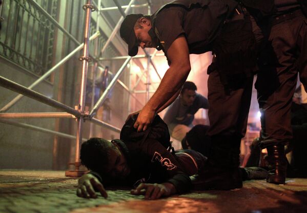 Задержание демонстранта во время акции протеста в Бразилии
