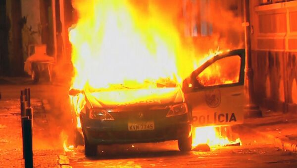 Бразильцы жгли машины и взрывали петарды после акции в поддержку учителей
