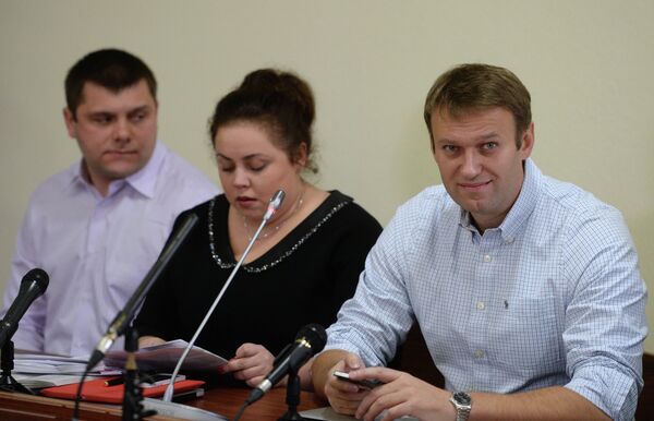 Оппозиционный политик Алексей Навальный и бывший директор Вятской лесной компании Петр Офицеров перед началом рассмотрения апелляционных жалоб по делу Кировлеса в Кировском областном суде. 2013 год Оппозиционный политик Алексей Навальный и бывший директор Вятской лесной компании Петр Офицеров перед началом рассмотрения апелляционных жалоб по делу Кировлеса в Кировском областном суде. 2013 год