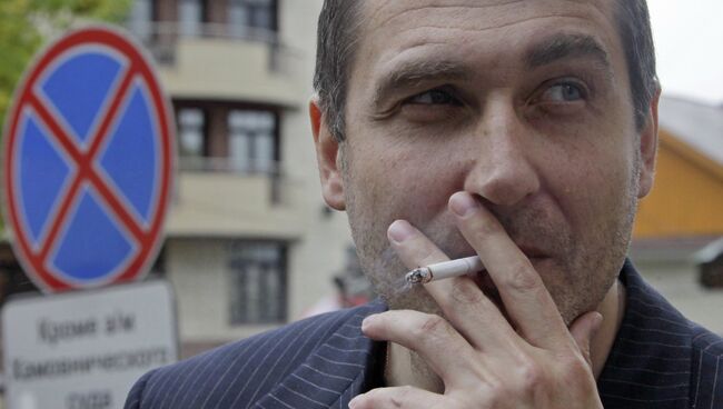 Свидетель Андрей Крайнов у здания Хамовнического суда Москвы Свидетель Андрей Крайнов у здания Хамовнического суда Москвы