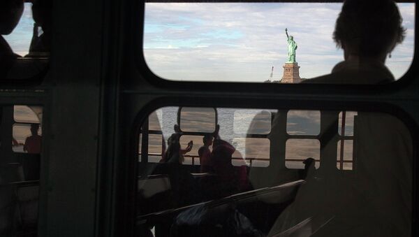 Туристы смотрят на Статую Свободы