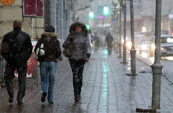 Снегопад в Томске превратил светлый день в сумрачный вечер