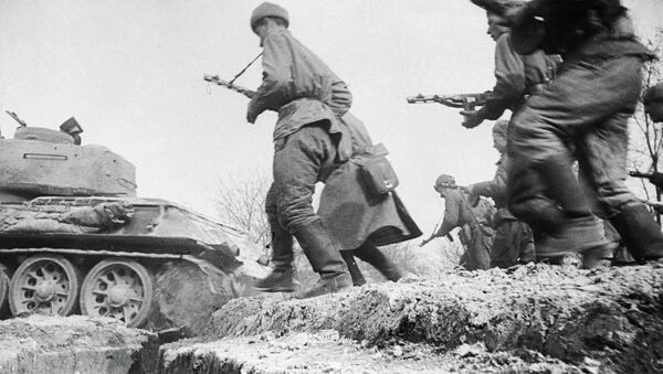 Солдаты идут в бой. Великая Отечественная война. Архивное фото