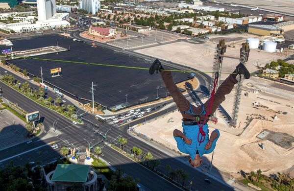 Канатоходец Энди Льюис разминается перед тем, как установить мировой рекорд в Лас Вегасе