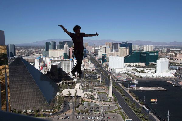 Канатоходец Энди Льюис разминается перед тем, как установить мировой рекорд в Лас Вегасе