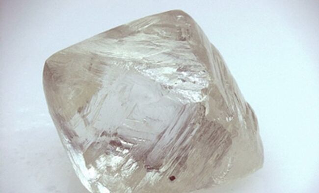 Внешний вид природного алмаза. Архивное фото