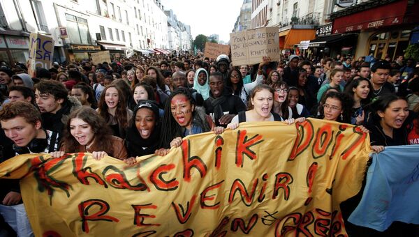 Французские школьники устроили акцию протеста из-за депортации своей ровесницы в Косово. Фото с места события