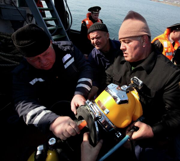 Учения ТОФ по подъему экипажа аварийной подводной лодки в бухте Патрокл во Владивостоке