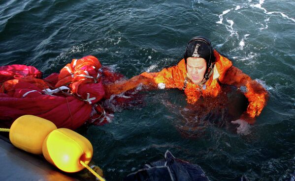 Учения ТОФ по подъему экипажа аварийной подводной лодки в бухте Патрокл во Владивостоке