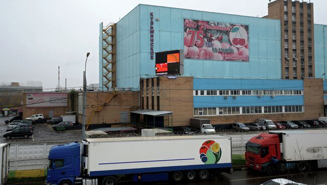 Вид на здание овощной базы ЗАО Кузьминское на Рязанском проспекте в Москве. Архивное фото