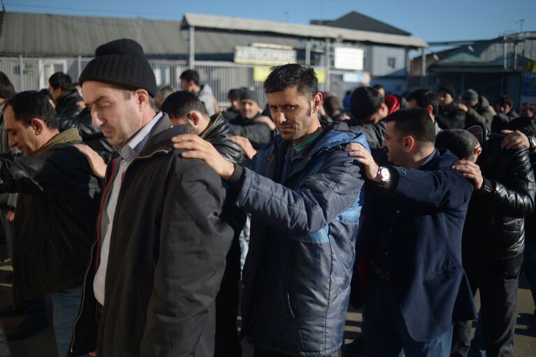 Массовое задержание мигрантов сотрудниками полиции в ходе проверки на овощной базе в Западном Бирюлево.