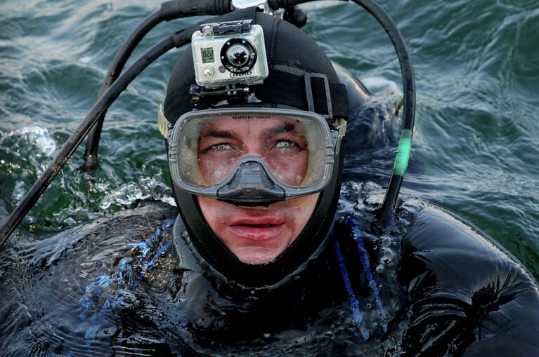 Водолаз перед погружением во время учений сил поисково-спасательного обеспечения Тихоокеанского флота