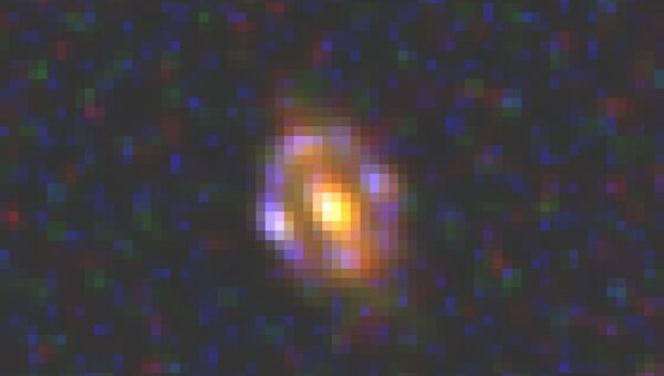 Гравитационная линза J1000+0221 на снимке с телескопа Хаббл