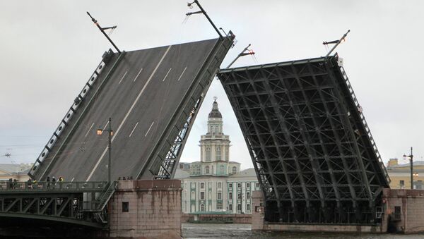 Развод Дворцового моста в Петербурге. Архивное фото