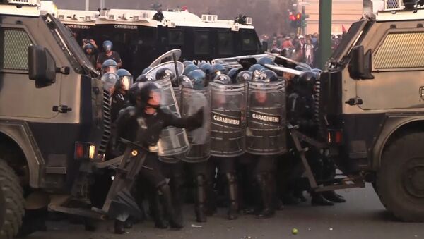 Манифестанты закидали полицейских самодельными бомбами в Риме