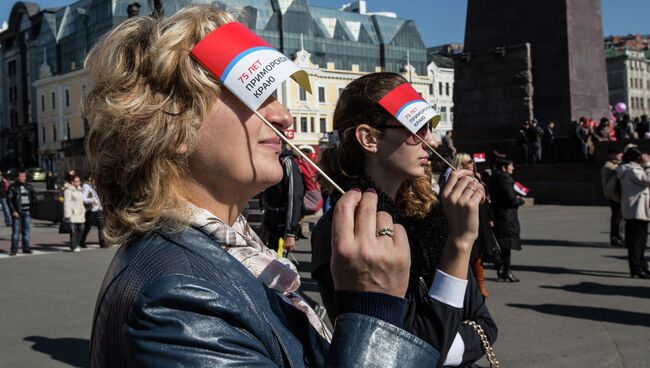 Жители и гости Владивостока собрались на центральной площади города на празднование 75-летия Приморья. Фото с места события