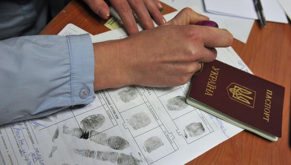 Выдача разрешения на временное проживание гражданину Украины в отделении по вопросам гражданства РФ. Архивное фото