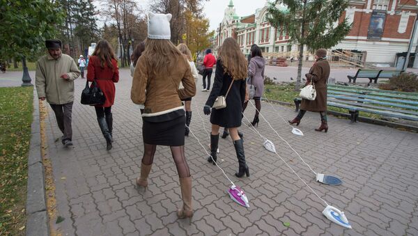 Жительницы Новосибирска прогулялись в центре города с утюгами, событийное фото.