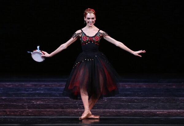 Прима-балерина Мариинского театра Ульяна Лопаткина исполняет pas de deux из балета Эсмеральда