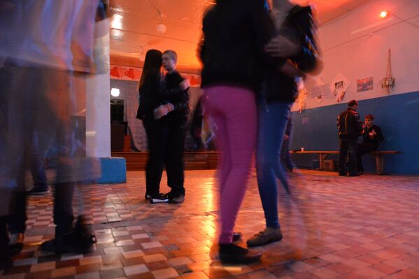 Молодые люди танцуют на дискотеке в Доме культуры в селе Екатерининское
