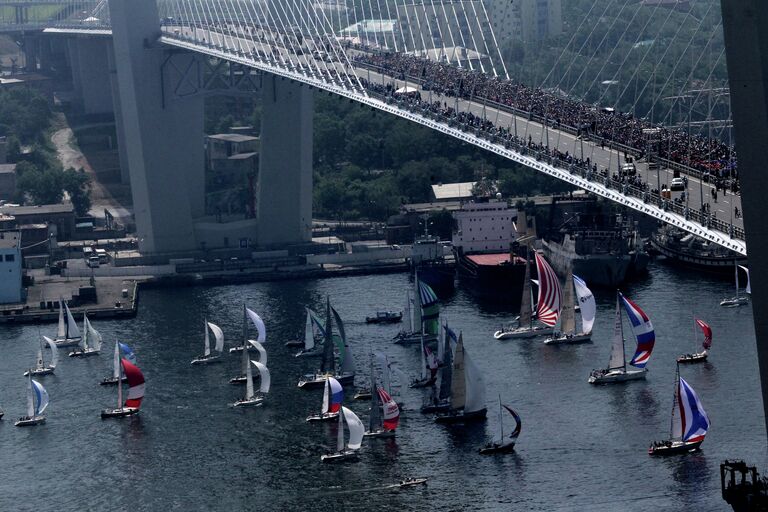 Флэшмоб Я люблю Владивосток на вантовом мосту через бухту Золотой Рог