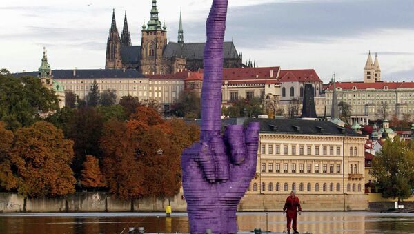 Скульптура в виде фрагмента руки фиолетового цвета с вытянутым вверх 10-метровым средним пальцем
