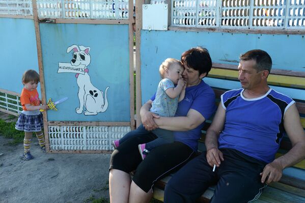 Людмила Заварзина и ее супруг, в семье которых воспитывается девять детей