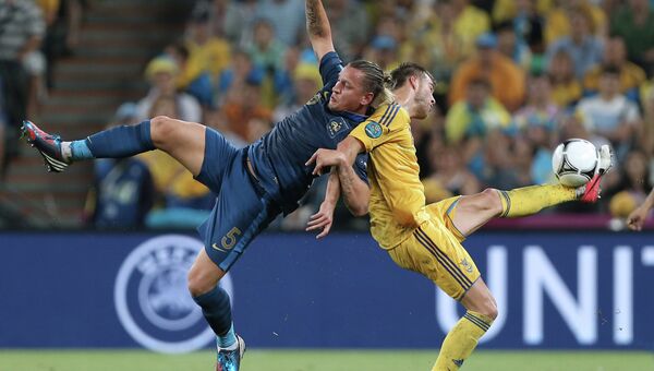 Защитник сборной Франции Филипп Мексес и нападающий сборной Украины Андрей Ярмоленко (слева направо). Архивное фото