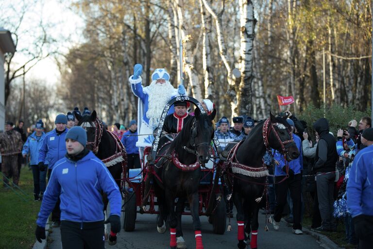 На Кремлевскую площадь Вологды Олимпийский факел на тройке привез Дед Мороз