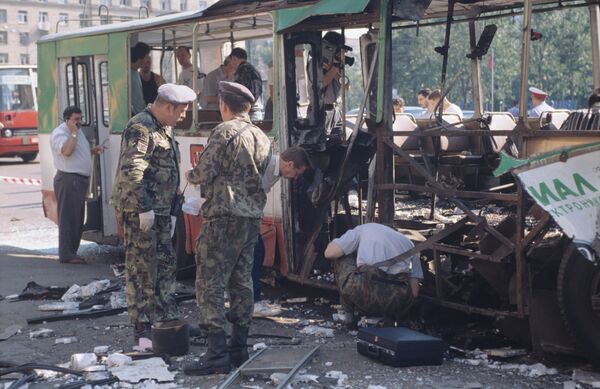 От приведенного в действие взрывного устройства в троллейбусе 48-го маршрута пострадало 28 человек. 12.07.1996