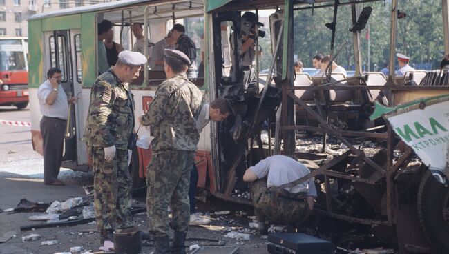 От приведенного в действие взрывного устройства в троллейбусе 48-го маршрута пострадало 28 человек. 12.07.1996 