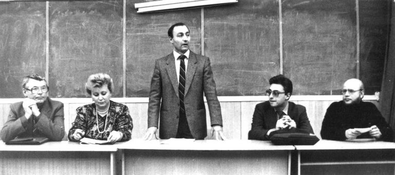 Панельная дискуссия в МГИМО. Слева направо: народные депутаты СССР А. Ежелев и Л. Батынская, декан факультета международной информации А. Борисов, авторы проекта Закона о печати и других СМИ Ю. Батурин и М. Федотов. Весна 1989 года Панельная дискуссия в МГИМО. Слева направо: народные депутаты СССР А. Ежелев и Л. Батынская, декан факультета международной информации А. Борисов, авторы проекта Закона о печати и других СМИ Ю. Батурин и М. Федотов. Весна 1989 года