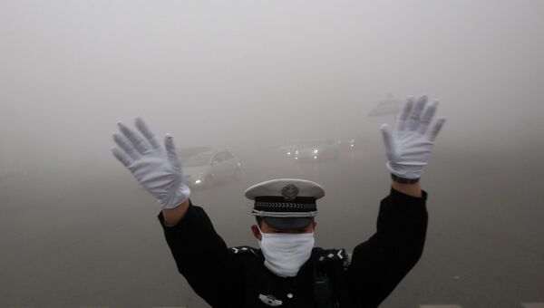 Дорожный полицейский во время смога. Архивное фото