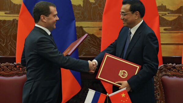 Председатель правительства России Дмитрий Медведев (слева) и премьер государственного совета Китайской Народной Республики Ли Кэцян (справа). Архивное фото