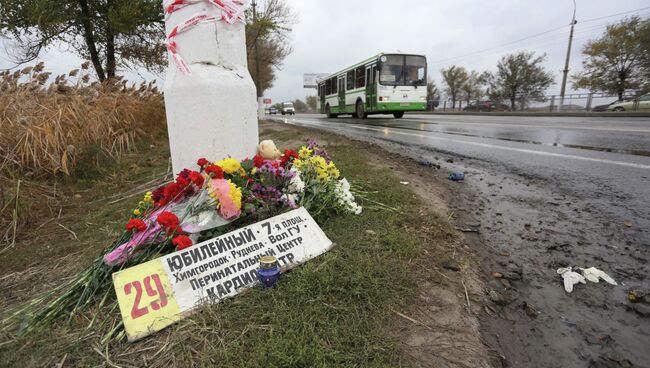 Цветы на месте подрыва пассажирского автобуса в Волгограде