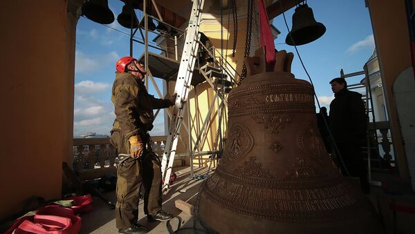 Поднятие колокола на колокольню Троицкого собора Александро-Невской лавры