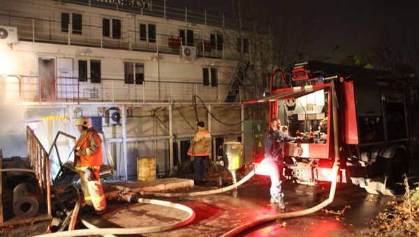 Пожар в плавучей мастерской в Петербурге