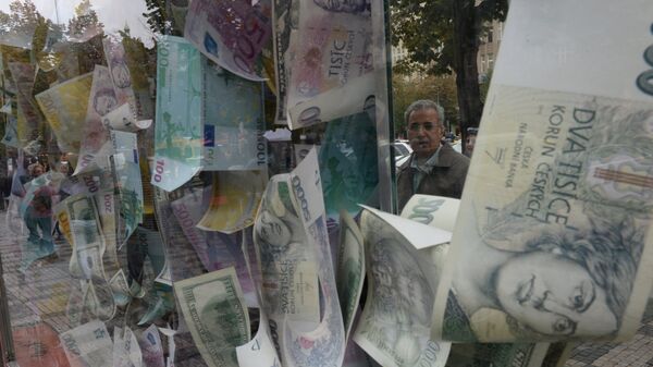 Чешские кроны, евро, доллары, архивное фото