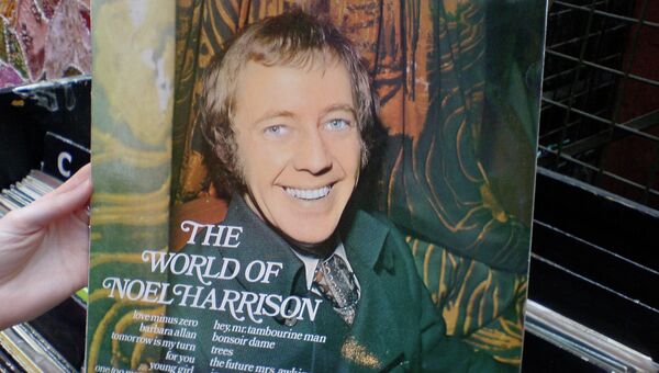 Британский актер и музыкант Ноэль Харрисон на обложке своего альбома The world of Noel Harrison