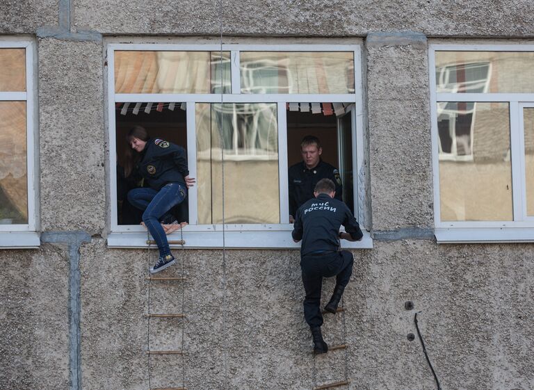 Пожарно-тактические учения с участием добровольцев в колледже Владивостока