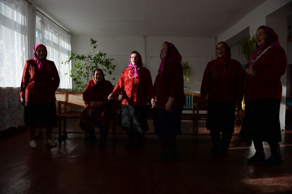 Участницы фольклорного коллектива Родник во время репетиции в доме культуры села Мышланка