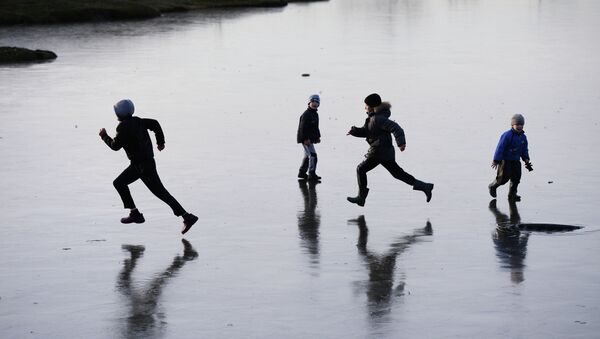 Дети играют на льду озера в селе Шайдурово