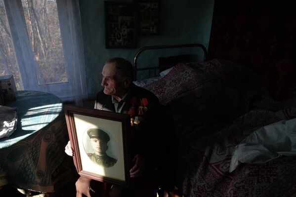 Один из старейших жителей села Мышланка, ветеран войны Александр Лебедев в своем частном доме