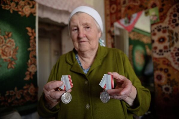 Кривошеева Елизавета демонстрирует награды в квартире дома ветеранов села Заковряжино Новосибирской области