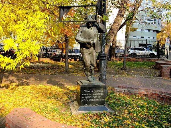 Памятник Москва-Петушки по произведению Венедикта Ерофеева установлен в сквере на площади Борьбы в Москве. Скульпторы Валерий Кузнецов, Сергей Манцерев Памятник Москва-Петушки по произведению Венедикта Ерофеева установлен в сквере на площади Борьбы в Москве. Скульпторы Валерий Кузнецов, Сергей Манцерев